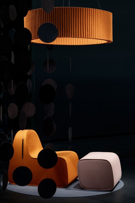 HEY-SIGN Lounge Sessel mit Ottomane und Deckenobjekt Welle mit Leuchte